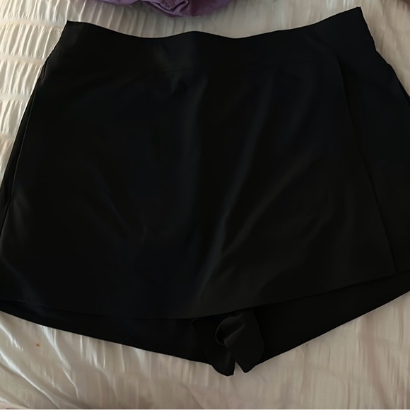 ALO Yoga Black Athletic Shorts - Picture 3 of 3